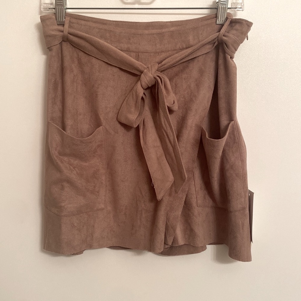 Women's Taupe Faux Suede Mini Skort Raw Hem Belt Front Pockets Size Large NEW